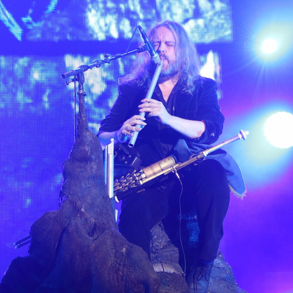 Troy Donockley sur la scène de la Halle Tony Garnier, à Lyon, le 23 novembre 2015