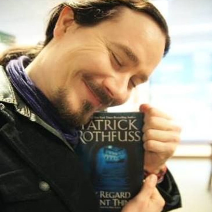 Tuomas avec le livre The Slow Regard Of Silent Things de Rothfuss