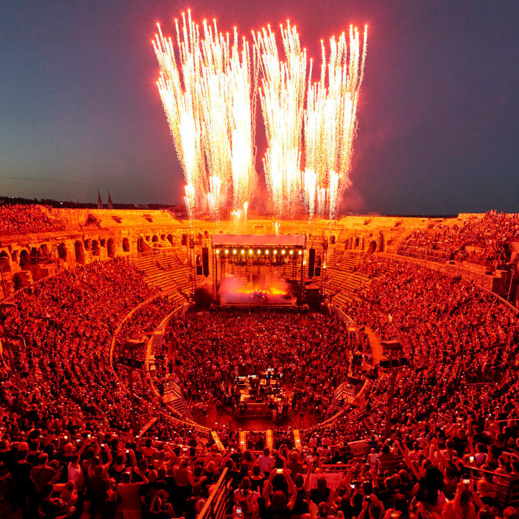 Plan large des arènes de Nîmes avec les effets pyrotechniques de Rammstein